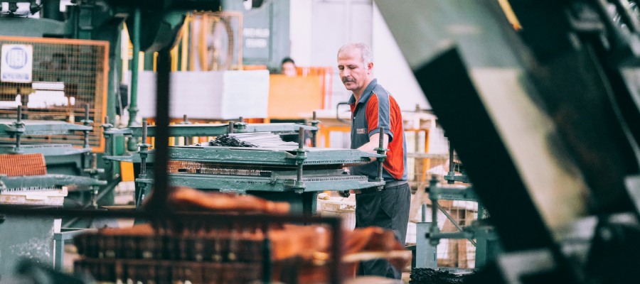 man overziet productieproces in een industriele omgeving